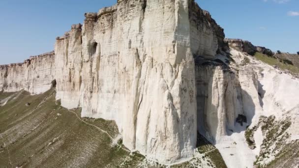 Piedra caliza de tiza blanca contra una vista aérea del cielo azul — Vídeos de Stock