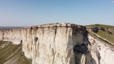 Mavi gökyüzü manzarasına karşı beyaz kireçtaşı kayası.
