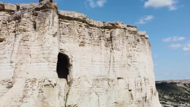 Giz branco pedra calcária contra uma vista aérea céu azul — Vídeo de Stock