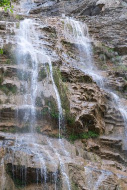 Bir uçurumdan aşağı akan şelale.