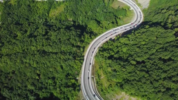 une autoroute dans les montagnes. serpentine de montagne