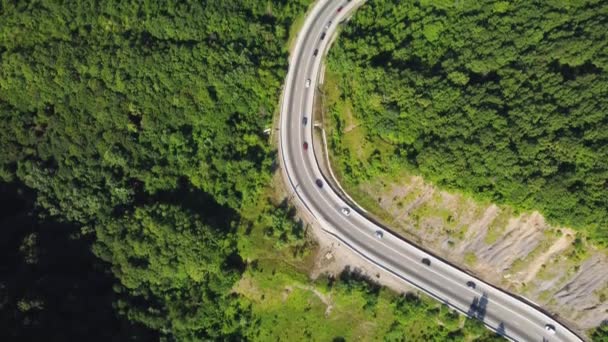 Uma estrada nas montanhas. serpentina de montanha — Vídeo de Stock