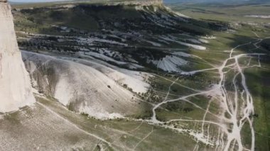 Mavi gökyüzü manzarasına karşı beyaz kireçtaşı kayası.