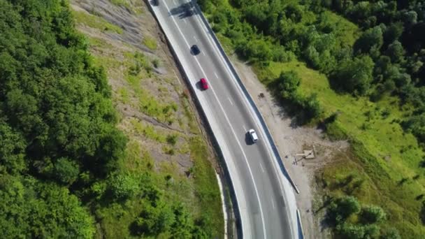 Eine Autobahn in den Bergen. Gebirgsserpentin — Stockvideo