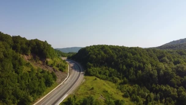 Uma estrada nas montanhas. serpentina de montanha — Vídeo de Stock