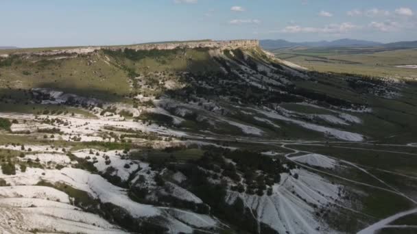 Giz branco pedra calcária contra uma vista aérea céu azul — Vídeo de Stock