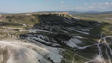 Mavi gökyüzü manzarasına karşı beyaz kireçtaşı kayası.