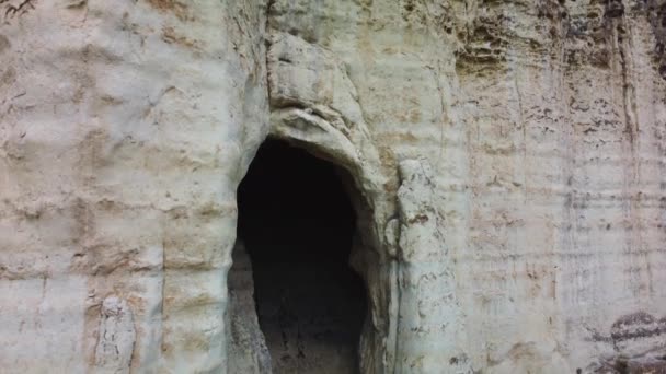 하얀 바위 위를 클로즈업 한 공중 풍경의 동굴에서 — 비디오