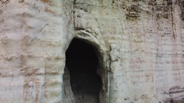 Grotta nella roccia bianca vista aerea da vicino — Video Stock