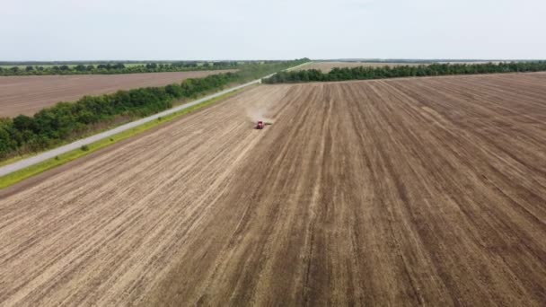 Odling av jord med traktor vy från en höjd — Stockvideo