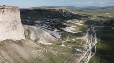 Mavi gökyüzü manzarasına karşı beyaz kireçtaşı kayası.