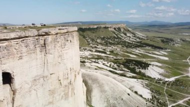Mavi gökyüzü manzarasına karşı beyaz kireçtaşı kayası.