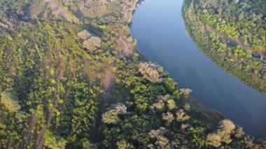 Nehir manzarasının kıvrımları