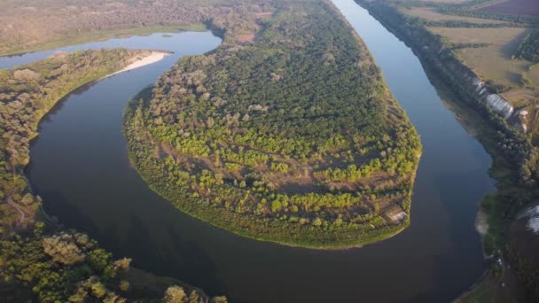 Curva de la gran vista aérea del río — Vídeos de Stock