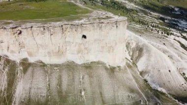 Mavi gökyüzü manzarasına karşı beyaz kireçtaşı kayası.