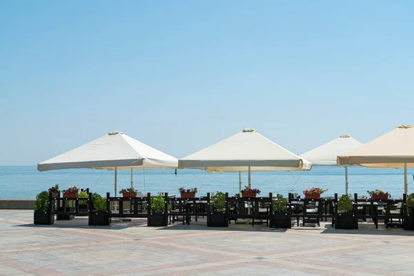 boş kafe tabloları arkaplan olarak yakın plan