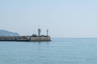 Gün boyunca rıhtımdaki deniz feneri