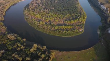 Nehir manzarasının kıvrımları