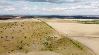 # Sonbahar tarlaları mavi gökyüzünün arka planında # # Bulutlarla dolu #