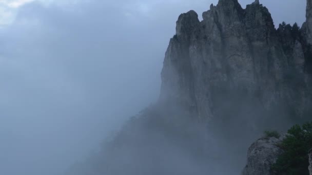 Вершина скалы в плохую погоду — стоковое видео
