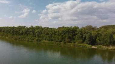 Nehir manzarasının kıvrımları