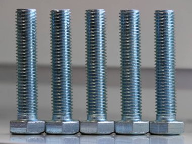 5 dikey olarak ayakta duran geniş cıvata dergisi kapağı arka planı