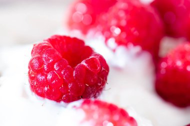 Ev yapımı organik yoğurt ve ahududu. Lezzetli bir kahvaltı. Sağlıklı yaşam kavramı