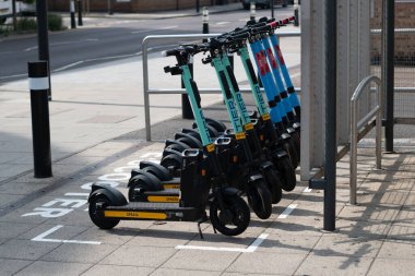 Londra İngiltere 06.09.2021 Elektrik scooter, yeni modern ekolojik ulaşım aracı, sıfır emisyonlu yeşil eko enerji