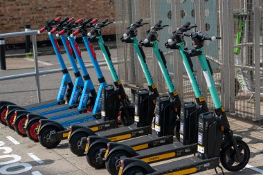 Londra İngiltere 06.09.2021 Elektrikli scooterlar, kiralanacak alternatif çevre dostu araç, kaldırıma park ediyor.