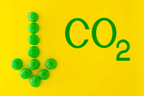 Karbondioksit salınımını azaltmak ve küresel ısınma ve iklim değişikliği kavramını sınırlamak. CO2 işareti ve aşağı bakan yeşil ok