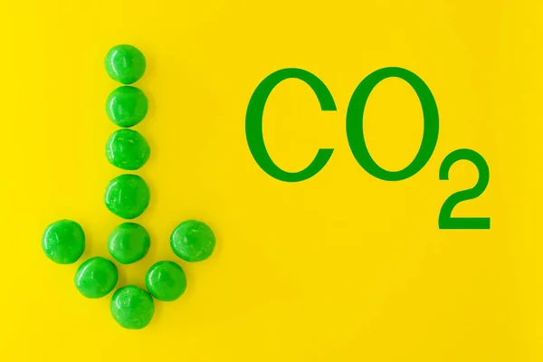 Reducir las emisiones de dióxido de carbono y limitar el calentamiento global y el concepto de cambio climático. Señal de CO2 y flecha verde apuntando hacia abajo Fotos De Stock