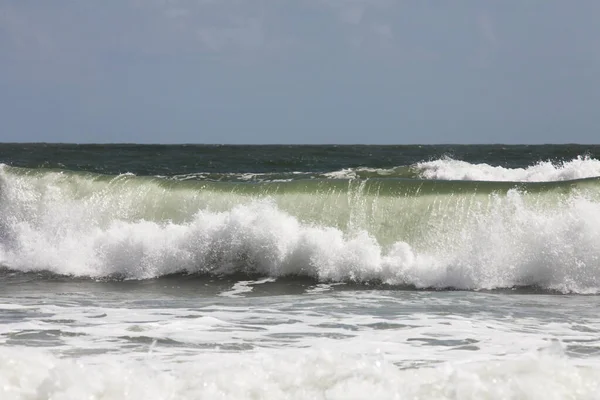 Florida 'nın Atlantik kıyısındaki okyanus dalgaları 