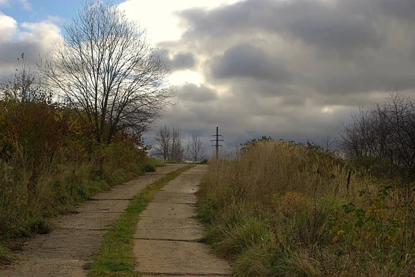 Uma Estrada Laje Concreto Leva Até Colina — Fotografia de Stock