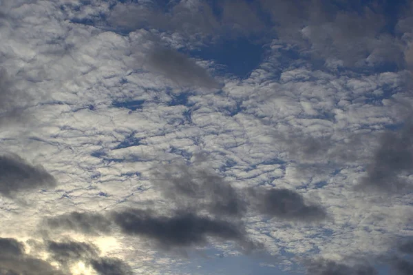 Herbsthimmel Mit Wolken Auf Unterschiedlichen Ebenen — Stockfoto