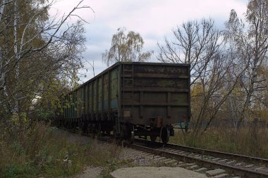 Giden yük treninin son vagonu.