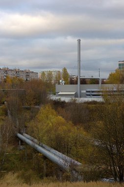 Kazan dairesi binası ve ana ısıtma boruları.