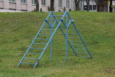 Okul spor sahasında merdivenler kayıyor.