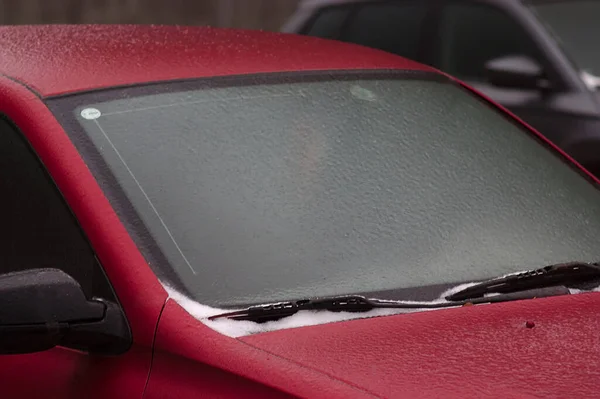 Bilen Täckt Med Isskorpa Efter Ett Iskallt Regn — Stockfoto