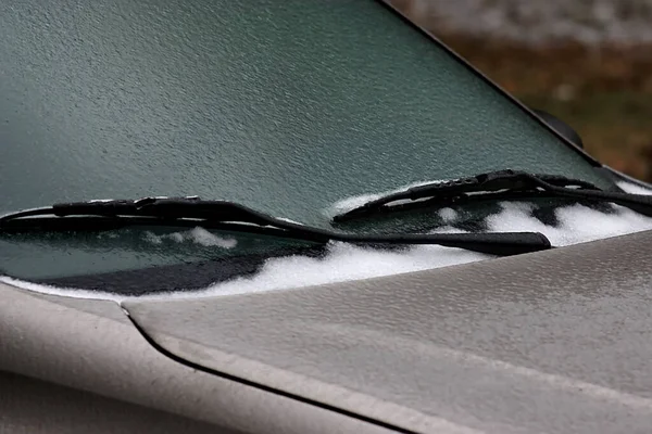 Bilen Täckt Med Isskorpa Efter Ett Iskallt Regn — Stockfoto