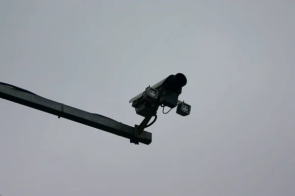 교통을 감시하는 비디오 카메라 — 스톡 사진