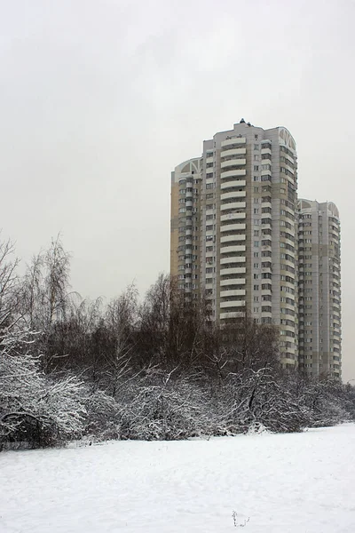 Hohes Haus Der Nähe Eines Schneebedeckten Apfelgartens — Stockfoto