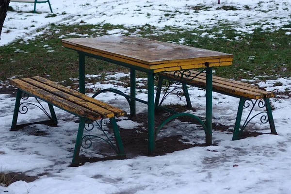 Table Avec Bancs Sur Une Pelouse Enneigée — Photo