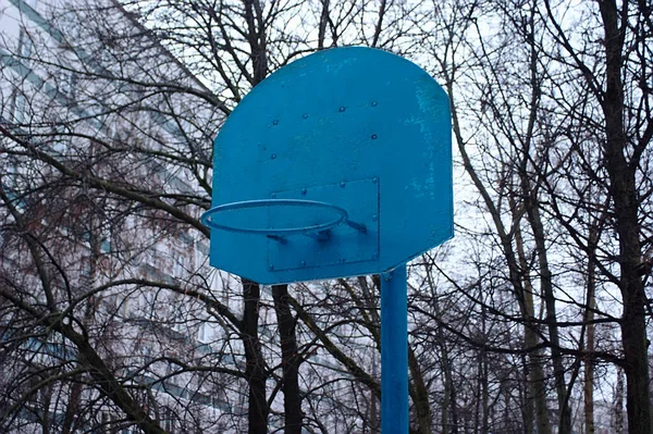 Vecchio Scudo Basket Blu Nel Cortile — Foto Stock