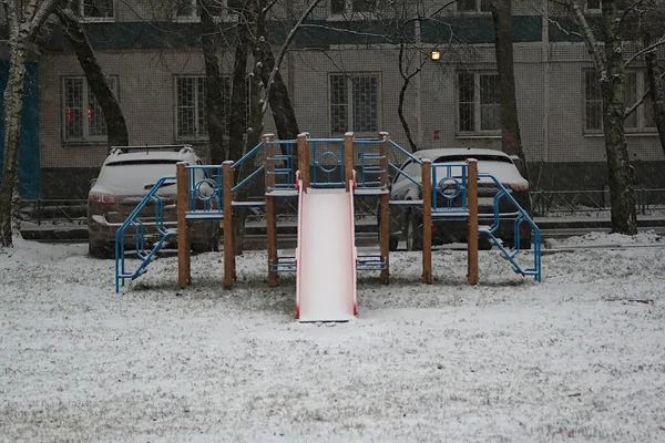 Glissière Pour Enfants Recouverte Neige Près Immeuble Plusieurs Étages — Photo