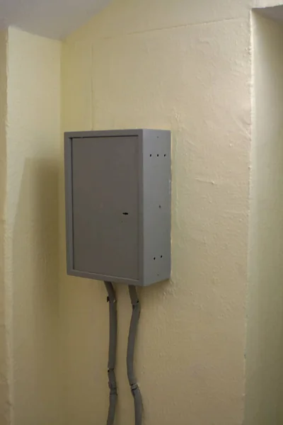 玄関の電気設備のある壁の箱は — ストック写真