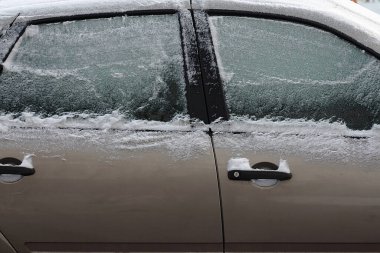 Buz gibi bir sabahta araba ile kar ve buz