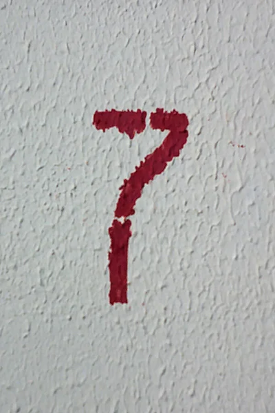Κόκκινο Ψηφίο Επτά Ένα Ζωγραφισμένο Τοίχο — Φωτογραφία Αρχείου