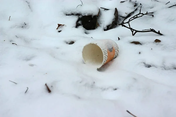 Pusty Papierowy Kubek Kawy Śniegu — Zdjęcie stockowe
