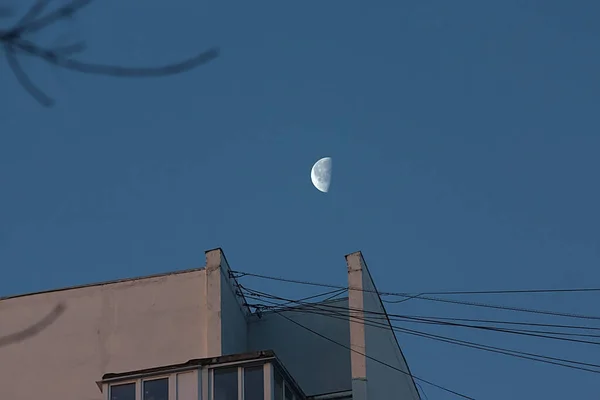 淡淡的月亮在蔚蓝的早晨的天空中 — 图库照片