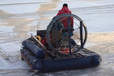 Buz üstünde sürmek için pervanesi olan şişme bir tekne.